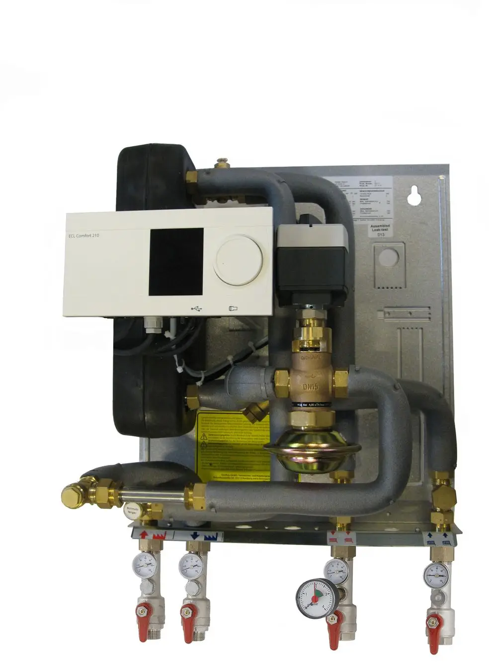 Hausstation mit integrierter Regelung von Danfoss, bestehend aus Rohren, Ventilen und Druckanzeigen. Keine Pumpe sichtbar, zur Installation an der Wand geeignet.